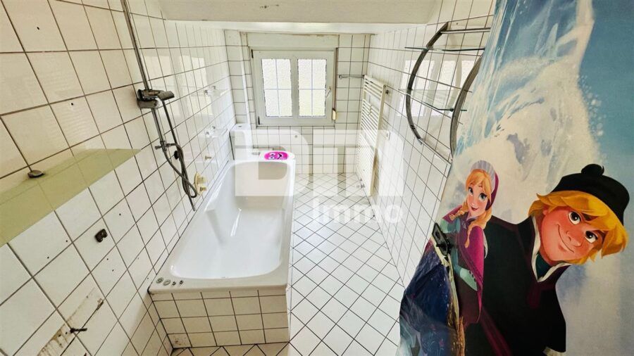 (R)eserviert!!!Schönes Wohn- Gewerbeensemble mit 2 Wohnungen, Laden, Dachterrasse - DG - Badezimmer / Badewanne